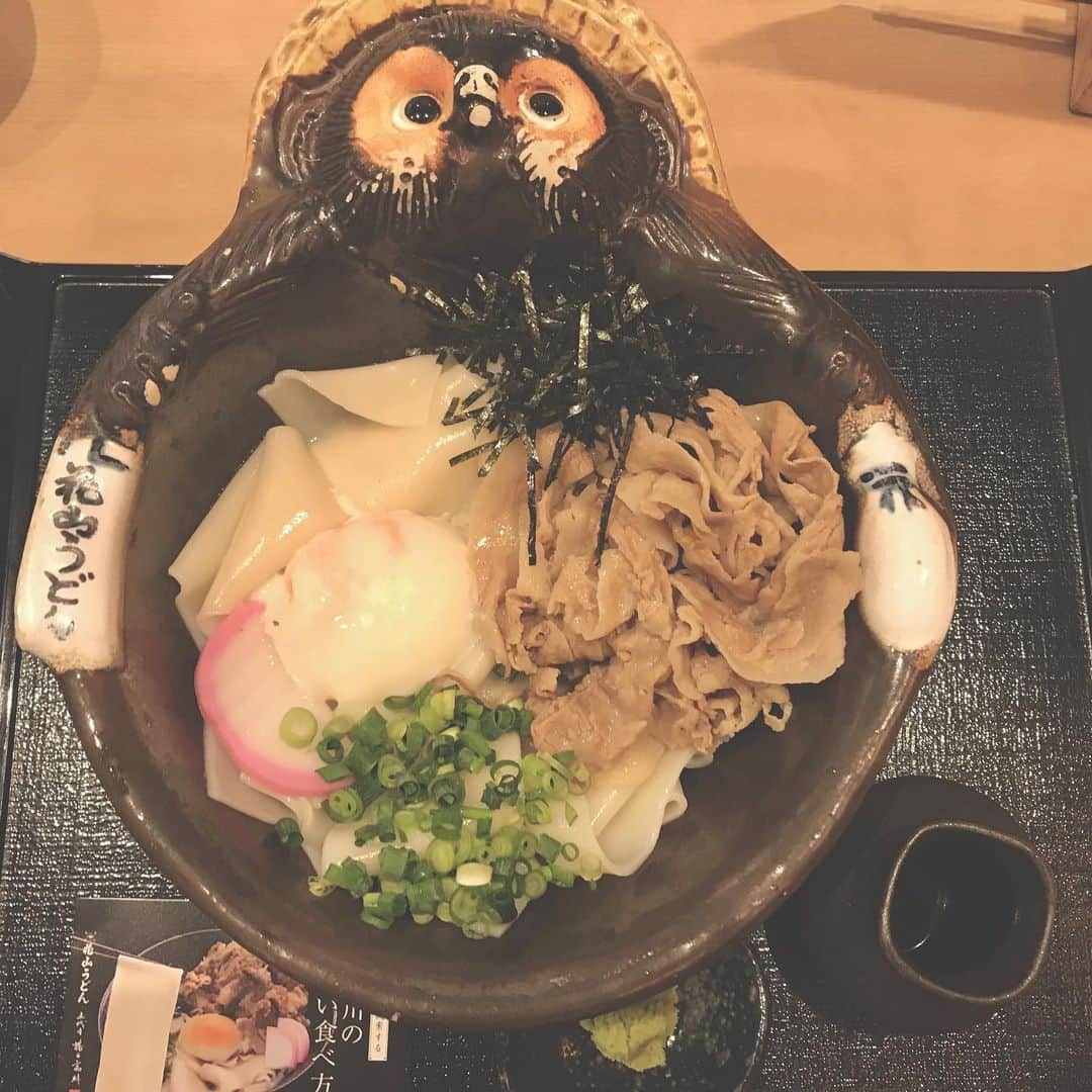 MOMOKAさんのインスタグラム写真 - (MOMOKAInstagram)「・ この間、、、、 念願のうどん食べに行ったのーーー🥺💓 めっちゃ太いんだけどね！ ツルツルしてて〜〜、美味しすぎた、、、 幸せそうな顔してますな、笑 3枚目の左手とか謎すぎるもん。笑 また美味しそうなうどん見つけたら食べ行こう💪🍜🍝 みんなの情報共有もまってます☺️笑  明日も頑張ろ〜〜！！」7月10日 22時44分 - momoka_jewel