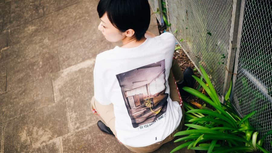 藤井祥子さんのインスタグラム写真 - (藤井祥子Instagram)「. SUEKKO(@suekkolions )とSKIN( @skinwrapsaroundtheworld )のコラボTシャツでルックのモデルをさせていただきました◎ 1週間をテーマにしたTシャツで、計7種類ジャーナルスタンダードレリューム( @js_relume )さんでお取扱い中です。 武蔵美同期メンバーで撮影できてとても光栄&楽しかった🥳✨ SUEKKOやSKINのアカウントで毎日、曜日毎にアップされてるイラストがうごうごするgif動画もとても可愛いのでぜひおチェケです〜🐙. . . . SKIN “ RETRO COMICAL 1WEEK SERIES” vol1. #SS #Eldestson #Youngestchild ・ @skinwrapsaroundtheworld @suekkolions Mo: @shoco_fuji Ph: @ippeikoyama ・ stockists @js_relume」7月10日 22時45分 - shoco_fuji