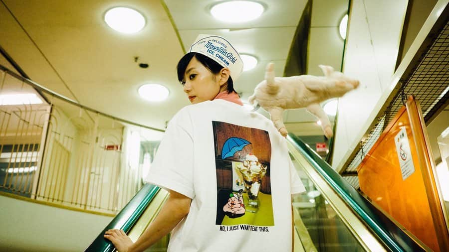 藤井祥子さんのインスタグラム写真 - (藤井祥子Instagram)「. SUEKKO(@suekkolions )とSKIN( @skinwrapsaroundtheworld )のコラボTシャツでルックのモデルをさせていただきました◎ 1週間をテーマにしたTシャツで、計7種類ジャーナルスタンダードレリューム( @js_relume )さんでお取扱い中です。 武蔵美同期メンバーで撮影できてとても光栄&楽しかった🥳✨ SUEKKOやSKINのアカウントで毎日、曜日毎にアップされてるイラストがうごうごするgif動画もとても可愛いのでぜひおチェケです〜🐙. . . . SKIN “ RETRO COMICAL 1WEEK SERIES” vol1. #SS #Eldestson #Youngestchild ・ @skinwrapsaroundtheworld @suekkolions Mo: @shoco_fuji Ph: @ippeikoyama ・ stockists @js_relume」7月10日 22時45分 - shoco_fuji