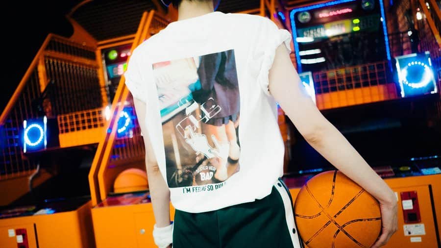 藤井祥子さんのインスタグラム写真 - (藤井祥子Instagram)「. SUEKKO(@suekkolions )とSKIN( @skinwrapsaroundtheworld )のコラボTシャツでルックのモデルをさせていただきました◎ 1週間をテーマにしたTシャツで、計7種類ジャーナルスタンダードレリューム( @js_relume )さんでお取扱い中です。 武蔵美同期メンバーで撮影できてとても光栄&楽しかった🥳✨ SUEKKOやSKINのアカウントで毎日、曜日毎にアップされてるイラストがうごうごするgif動画もとても可愛いのでぜひおチェケです〜🐙. . . . SKIN “ RETRO COMICAL 1WEEK SERIES” vol1. #SS #Eldestson #Youngestchild ・ @skinwrapsaroundtheworld @suekkolions Mo: @shoco_fuji Ph: @ippeikoyama ・ stockists @js_relume」7月10日 22時45分 - shoco_fuji
