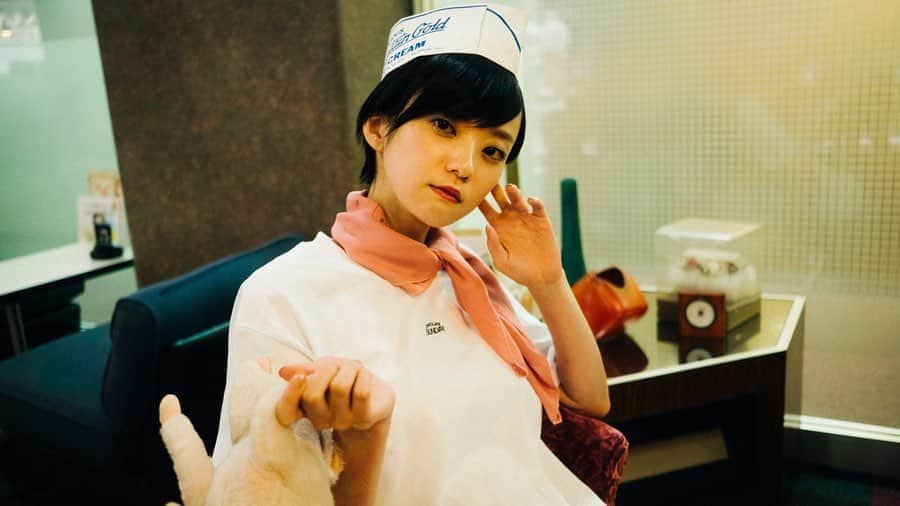 藤井祥子のインスタグラム：「. SUEKKO(@suekkolions )とSKIN( @skinwrapsaroundtheworld )のコラボTシャツでルックのモデルをさせていただきました◎ 1週間をテーマにしたTシャツで、計7種類ジャーナルスタンダードレリューム( @js_relume )さんでお取扱い中です。 武蔵美同期メンバーで撮影できてとても光栄&楽しかった🥳✨ SUEKKOやSKINのアカウントで毎日、曜日毎にアップされてるイラストがうごうごするgif動画もとても可愛いのでぜひおチェケです〜🐙. . . . SKIN “ RETRO COMICAL 1WEEK SERIES” vol1. #SS #Eldestson #Youngestchild ・ @skinwrapsaroundtheworld @suekkolions Mo: @shoco_fuji Ph: @ippeikoyama ・ stockists @js_relume」