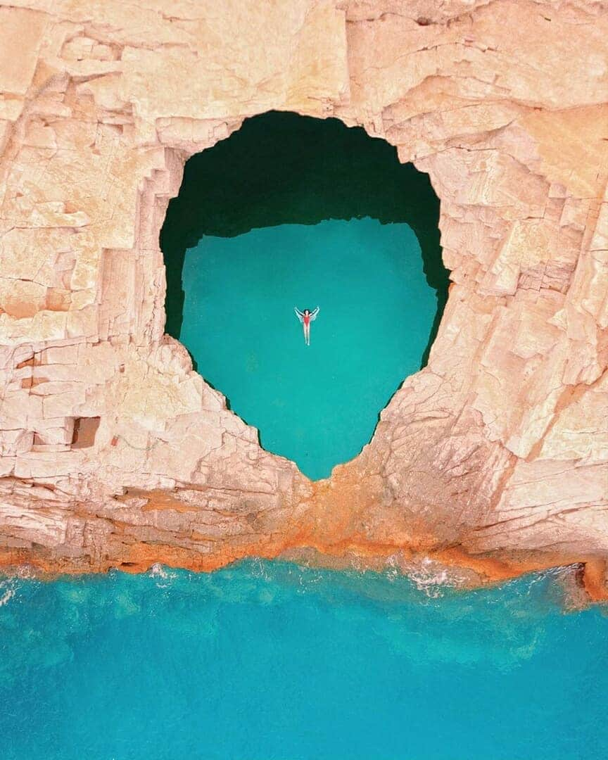 Discover Earthさんのインスタグラム写真 - (Discover EarthInstagram)「Laguna Giola is a natural pool inside rocky seaside cliffs that are located in the region of Astris in Greece ! 🌞🇬🇷 What do you think of these shots ? Tell us in the comments below ! — 📍#DiscoverGreece — 📸 Photos by @spathumpa」7月10日 22時46分 - discoverearth