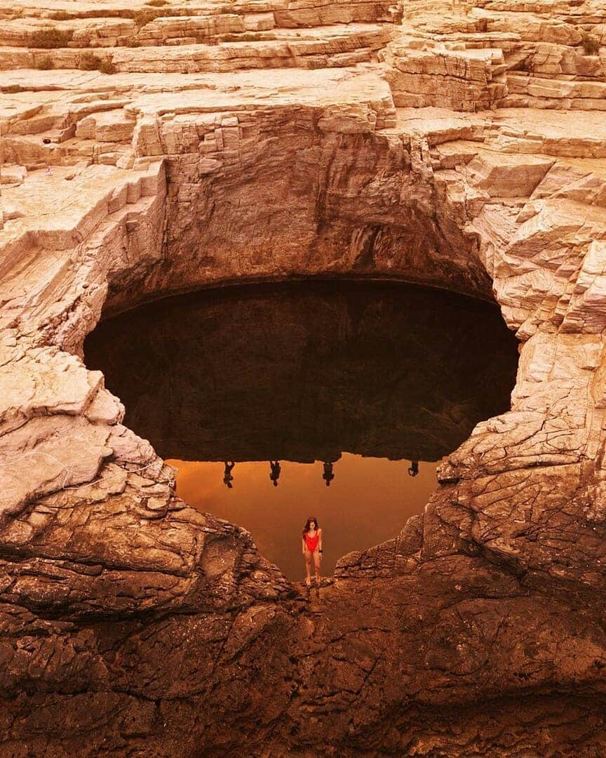 Discover Earthさんのインスタグラム写真 - (Discover EarthInstagram)「Laguna Giola is a natural pool inside rocky seaside cliffs that are located in the region of Astris in Greece ! 🌞🇬🇷 What do you think of these shots ? Tell us in the comments below ! — 📍#DiscoverGreece — 📸 Photos by @spathumpa」7月10日 22時46分 - discoverearth