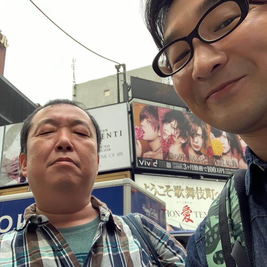 池田鉄洋さんのインスタグラム写真 - (池田鉄洋Instagram)「パタリロの叱咤激励上映会に向かう途中で、木村ひさし監督に会ったよ。これ、恋に落ちるパターン？  ま、歌舞伎町だけど。」7月10日 22時46分 - ikedatetsuhiro