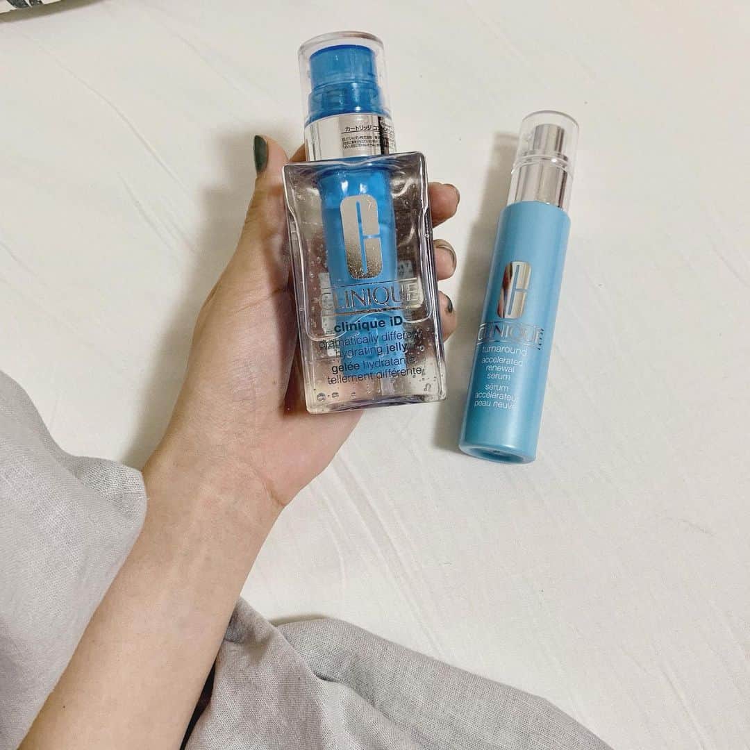 mina hinokuchiのインスタグラム：「. この前質問コーナーにもupした乳液とセラム . 美容整液が入った@cliniquejp のクリニークiD🧴 お店で3種類の保湿液と、5種類の美容整肌成分カートリッジから自分の肌に合わせてカスタム出来るのがとても魅力的！ (私は潤うジェル状の保湿液と、キメを整えてくれるブルーのカートリッジにしました！🌿) . セラムターンオーバーをサポートしてくれるらしく、使い始めてメイクのりも良くなった感じでとても◎◎♪♪(とってもオススメ💯) . . #mina_メイク #clinique #クリニーク #クリニークiD #ターンアラウンドセラムAR #角質ケア #私だけのiD」
