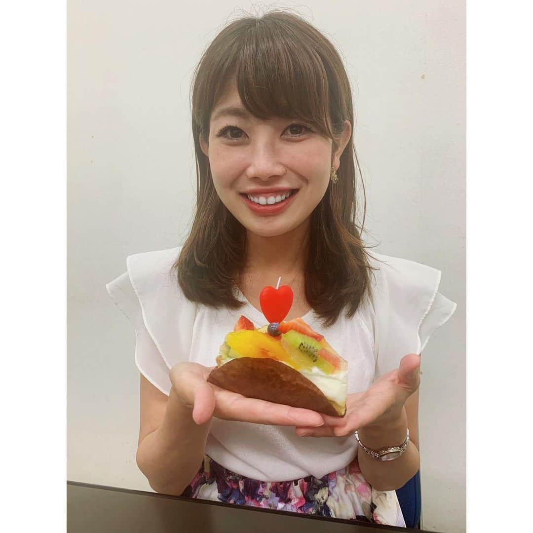 梅山茜さんのインスタグラム写真 - (梅山茜Instagram)「. ＊thanx ... ♥︎♥︎♥︎＊ . 先日の7月7日で28歳になりました🎂🎈 会社にわざわざ来てくださったり 手紙やハガキ、メールやsnsでお祝いの言葉を下さった皆さん 本当にありがとうございます☺️💕 そして素敵なお花の数々、、、💐 ビックリしました！本当に嬉しい！！ 何歳になってもお花は貰うとすごく嬉しいし 幸せな気分になれますねっ🥀 他にもプライベートや会社の人達からを含め、 たくさんのプレゼント🎁を頂きました。 本当の本当にありがとうございました🧸 翌日の月曜日はゴジカル！の当たり前クイズの中でも 私の誕生日をデスクが問題にしてくれたり スイーツ予想！のVTR中でも ディレクターが誕生日のこと出してくれたり 夜のバンリク📻でも沢山メッセージ下さったり 本当公私ともにすごく幸せな誕生日でした😚 ありがとうございました❤️ 28歳も色んなことに挑戦して 強く逞しく素敵な大人の女性になれるよう 仕事もプライベートでも精進しますので また皆さんよろしくお願いします🙇🏻‍♀️⭐️ ※ちなみに２枚目のケーキはスイーツ予想！担当の なっつぁんディレクターが買ってきてくれました🍰 .  #四国放送#アナウンサー#女子アナ#ゴジカル#バンリク#七夕#スイーツ#ケーキ#徳島カフェ#タルト#フルーツタルト#プレゼント#誕生日#徳島#高知#大阪#birthday#28th#28歳#28thbirthday#平成生まれ#平成3年#7月7日#🎋」7月10日 22時47分 - umeyama_akane