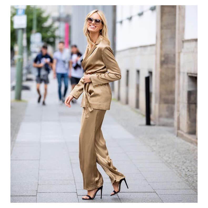 カロリナ・クルコヴァさんのインスタグラム写真 - (カロリナ・クルコヴァInstagram)「#streetstyle 😍 Suit by @motherofpearl ❤️ #photo @thestyleograph #BerlinFashionweek #KKstyle 💋  #fashion  #style  #fashionweek」7月10日 22時48分 - karolinakurkova