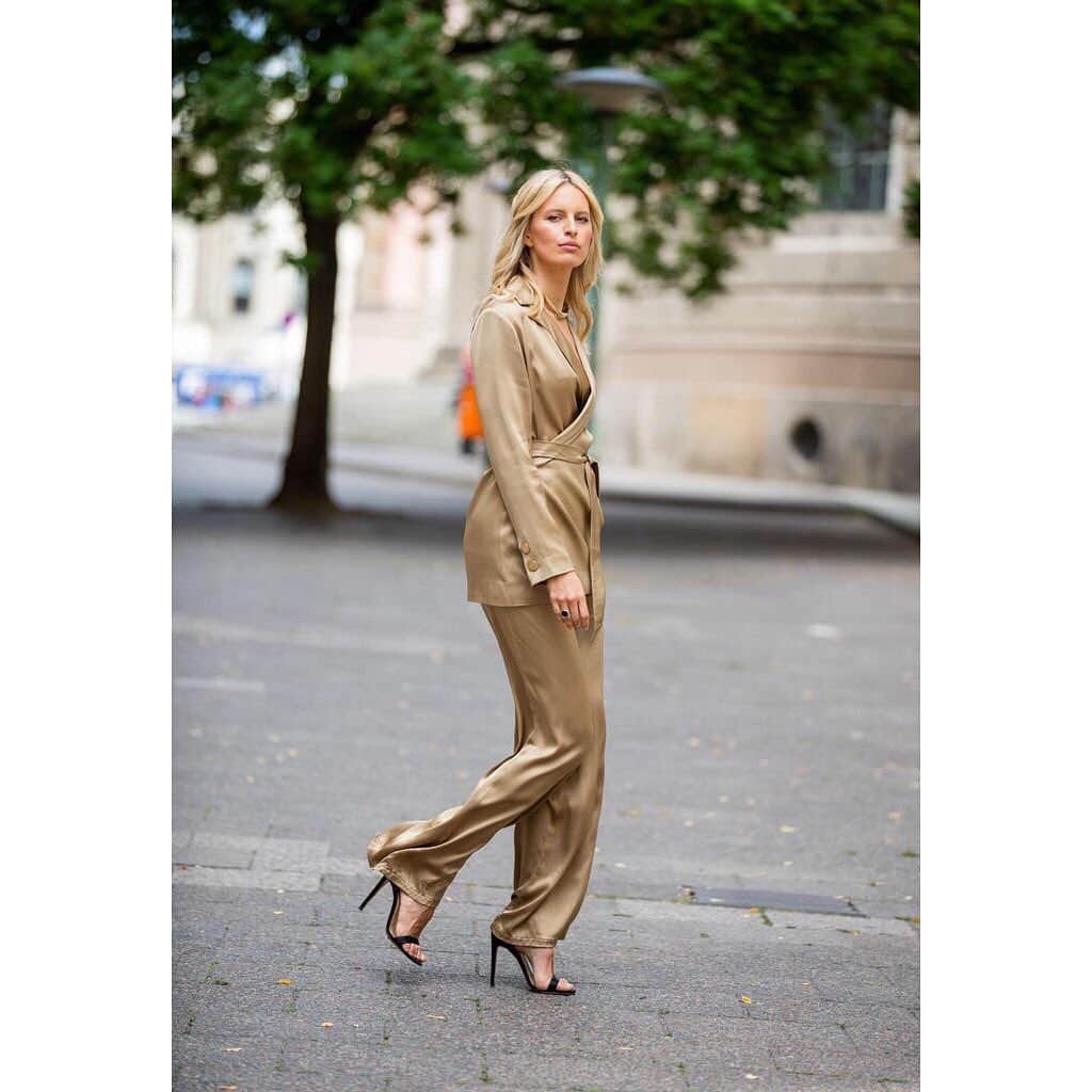 カロリナ・クルコヴァさんのインスタグラム写真 - (カロリナ・クルコヴァInstagram)「#streetstyle 😍 Suit by @motherofpearl ❤️ #photo @thestyleograph #BerlinFashionweek #KKstyle 💋  #fashion  #style  #fashionweek」7月10日 22時48分 - karolinakurkova