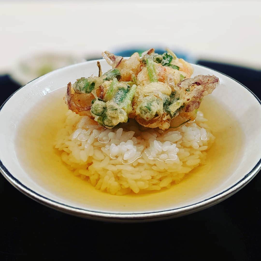 Masayasu Moritaのインスタグラム：「#天茶 #かき揚げ #お茶漬け #天ぷら #tempura #市原辰也 #四ツ谷グルメ #tokyo #東京 #もりたま飯 #foodie #foodgasm #foodphotography #foodstagram #美食 #delicious #tasty #instafood #グルメ #food #yummy #foodporn #デリスタグラマー #グルメな人と繋がりたい #天ぷら好きな人と繋がりたい」