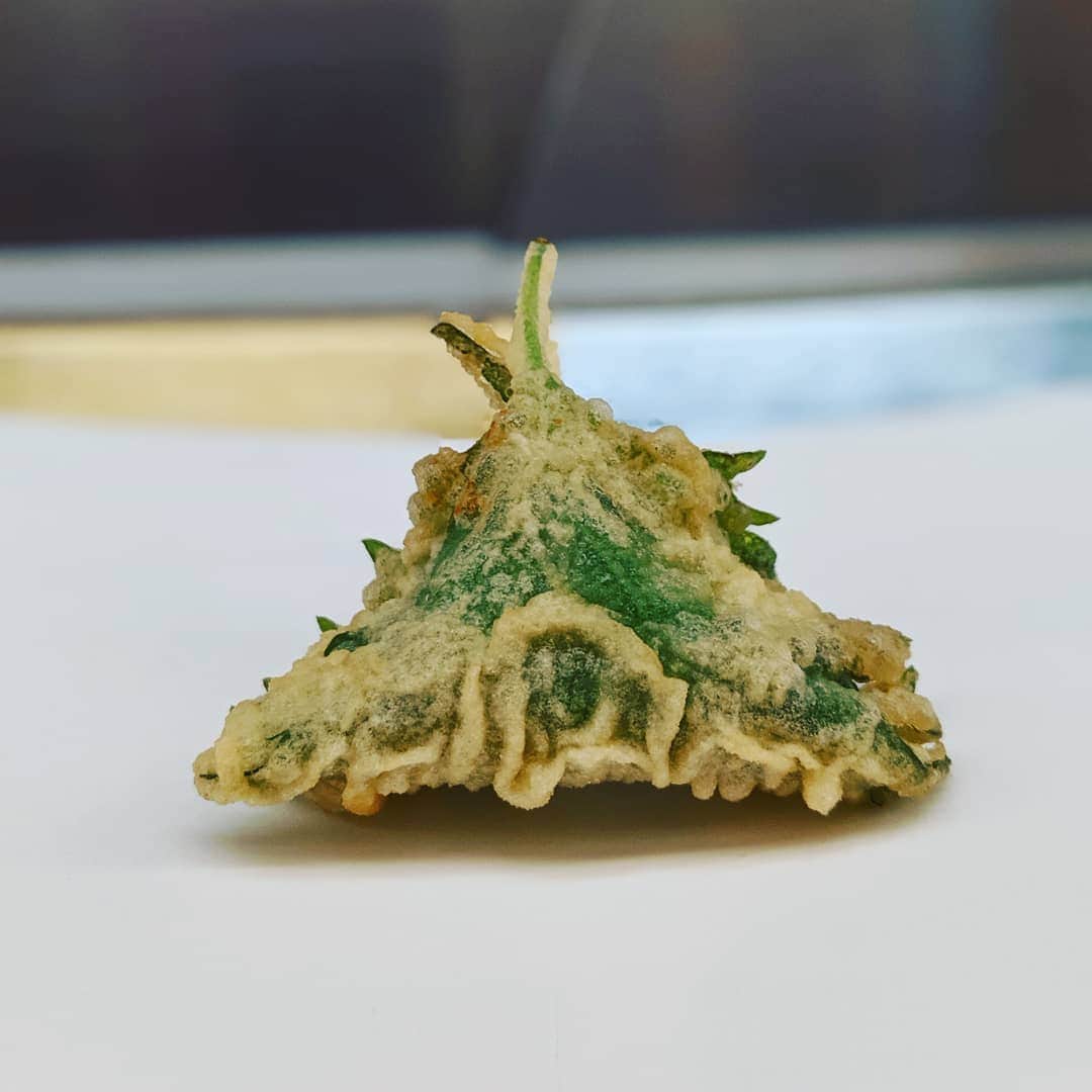 Masayasu Moritaのインスタグラム：「#紫蘇 #しそ #卵巣 #鱧 #天ぷら #tempura #市原辰也 #四ツ谷グルメ #tokyo #東京 #もりたま飯 #foodie #foodgasm #foodphotography #foodstagram #美食 #delicious #tasty #instafood #グルメ #food #yummy #foodporn #デリスタグラマー #グルメな人と繋がりたい #天ぷら好きな人と繋がりたい」