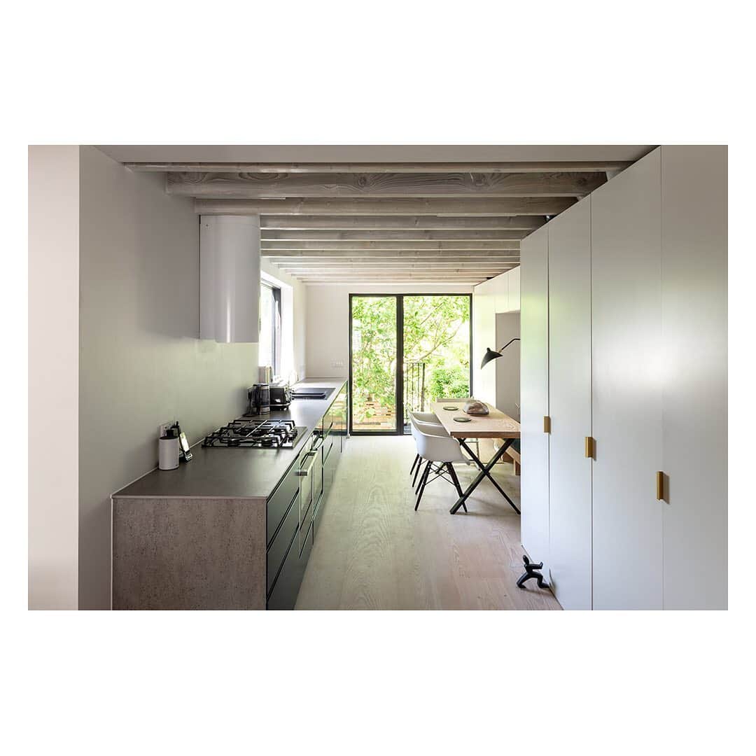 The Modern Houseさんのインスタグラム写真 - (The Modern HouseInstagram)「#forsale a well-imagined four-bedroom house in Lower Clapton, designed by the award-winning practice @dallas_pierce_quintero Link in our bio for the sales particulars.」7月10日 22時56分 - themodernhouse