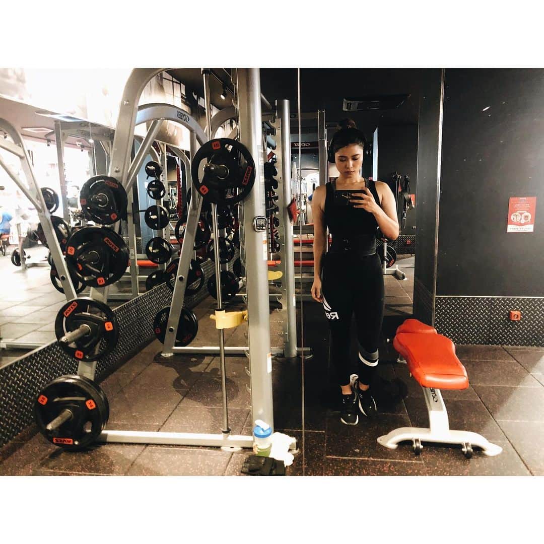 金城優華のインスタグラム：「やっぱトレーニングは外せない。  いつも考え事ばっかりだけど﻿ この時だけは邪念飛んでく。 ﻿ ﻿ 臨床心理士の先生によると﻿ 適度な﻿ ウエイトトレーニングやリズム運動﻿ お料理はストレス感じる部位とは﻿ 反対の脳を使うらしく﻿ 脳科学的にみても﻿ ストレス解消効果あるんだって。﻿ ﻿ 無理せず﻿ 『自分を愛でながら』続けていくと﻿ きっとストレス飛んでくかも。﻿ ﻿ ﻿ #金城優華﻿ #トレーナー 業﻿ #フィットネス﻿ ﻿ ﻿ ﻿」