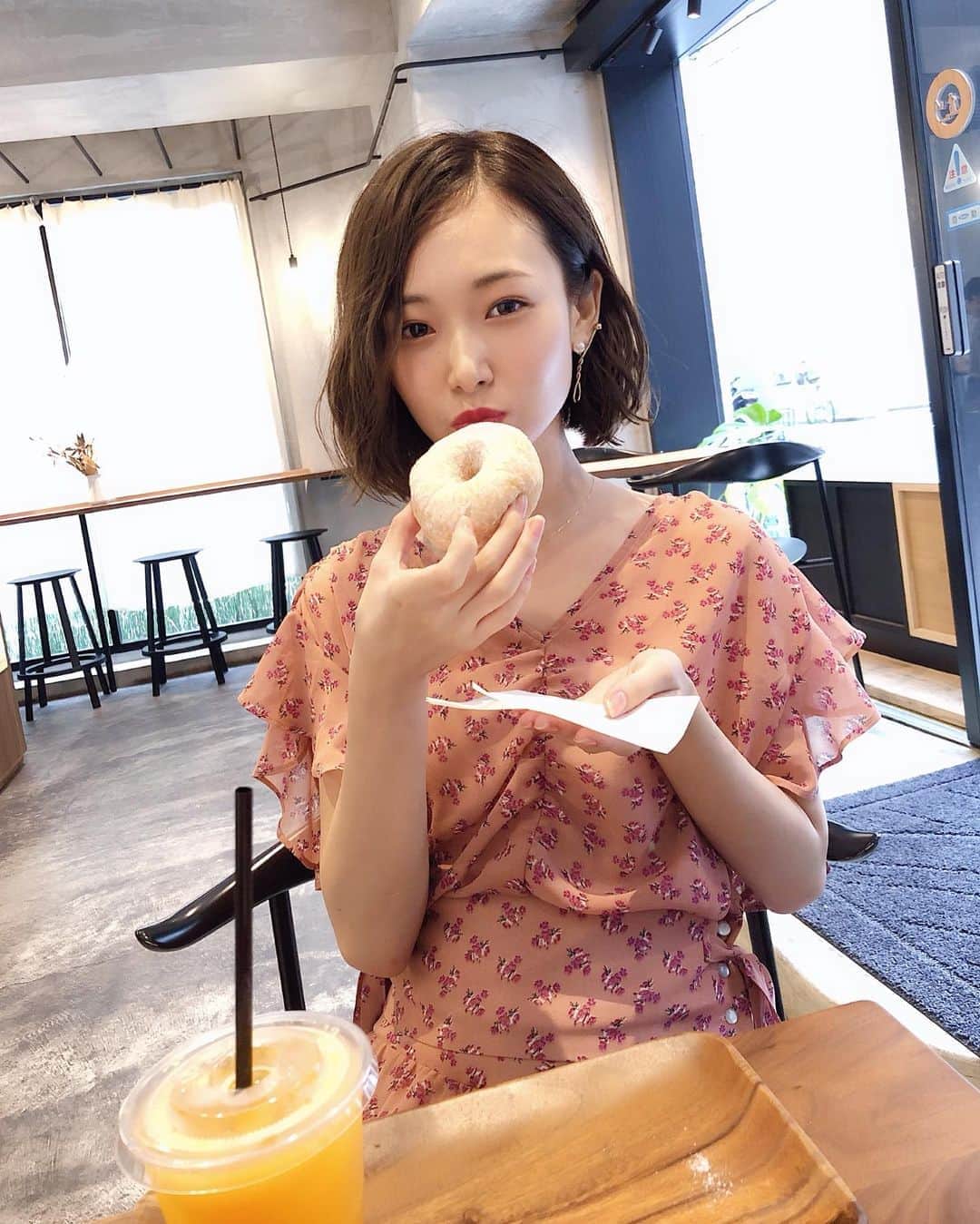 西川瑞希（みずきてぃ）さんのインスタグラム写真 - (西川瑞希（みずきてぃ）Instagram)「ぷくぷく。もぐもぐ。もちもち。☺︎ . 撮影合間にスタッフさんがおすすめのドーナッツ🍩屋さんに連れてってくれました♡▶︎haritts donuts&coffee... . シンプルなのにとっても美味しかった//また来たいなぁ〜✨ . #cheriemona #setup #sweets #yummy #ドーナッツ」7月10日 23時06分 - mizuki_nishikawa_