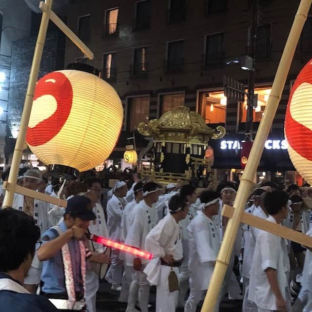 よしもと祇園花月さんのインスタグラム写真 - (よしもと祇園花月Instagram)「祇園祭の神輿洗の「迎え提灯」に吉本興業とよしもと祇園花月として参加させていただきました🤩風流ある提灯の数々はいかがでしょうか🏮28日は祇園の街を提灯行列で練り歩きます😊  #よしもと祇園花月 #祇園祭 #祇園花月 #gion #祝い提灯 #神輿洗 #アンが書いたよ #こっそり着物を着て #宵山で行くんだ #誰と行くかはナイショだよ #ねぇはるかちゃん」7月10日 23時06分 - gionkagetsu