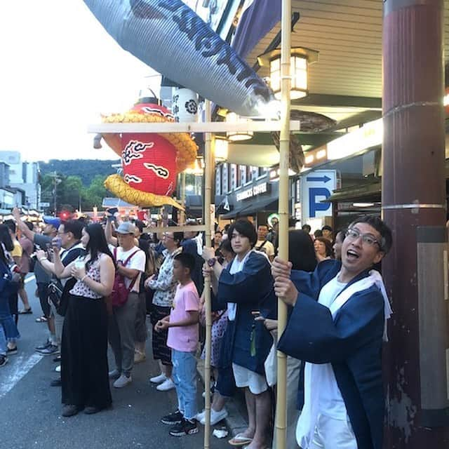 よしもと祇園花月さんのインスタグラム写真 - (よしもと祇園花月Instagram)「祇園祭の神輿洗の「迎え提灯」に吉本興業とよしもと祇園花月として参加させていただきました🤩風流ある提灯の数々はいかがでしょうか🏮28日は祇園の街を提灯行列で練り歩きます😊  #よしもと祇園花月 #祇園祭 #祇園花月 #gion #祝い提灯 #神輿洗 #アンが書いたよ #こっそり着物を着て #宵山で行くんだ #誰と行くかはナイショだよ #ねぇはるかちゃん」7月10日 23時06分 - gionkagetsu