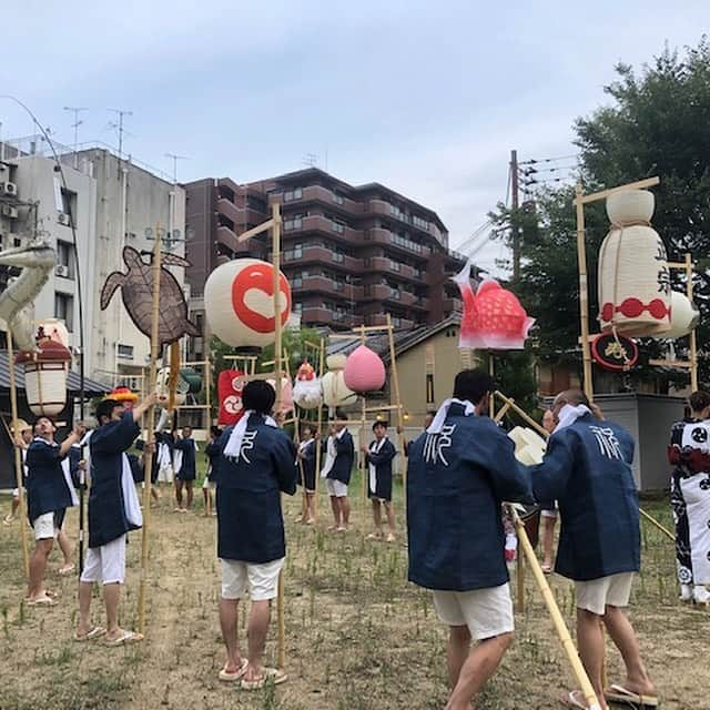 よしもと祇園花月さんのインスタグラム写真 - (よしもと祇園花月Instagram)「祇園祭の神輿洗の「迎え提灯」に吉本興業とよしもと祇園花月として参加させていただきました🤩風流ある提灯の数々はいかがでしょうか🏮28日は祇園の街を提灯行列で練り歩きます😊  #よしもと祇園花月 #祇園祭 #祇園花月 #gion #祝い提灯 #神輿洗 #アンが書いたよ #こっそり着物を着て #宵山で行くんだ #誰と行くかはナイショだよ #ねぇはるかちゃん」7月10日 23時06分 - gionkagetsu