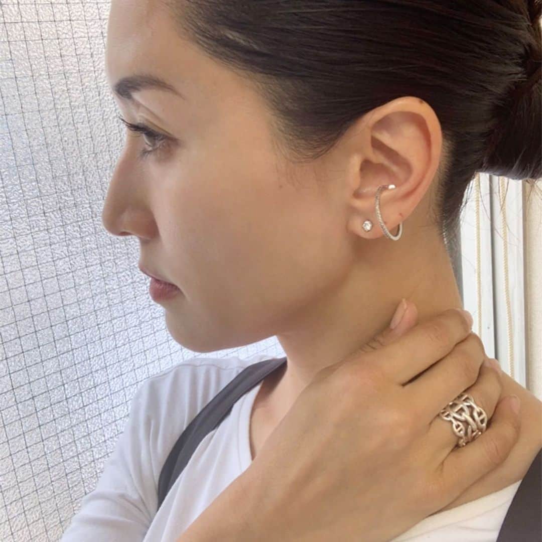 亀恭子のインスタグラム：「お仕事モードな時は。 . . . 髪の毛はぐるりとだんご、 肌は日焼け止めだけ、 自爪はネイル無し・ヌードのまま… 時短というよりは単なる手抜き。 . . そんな中、 最近リップは塗ります。 私はそれだけでけっこう違います。 正確には、 眉毛とリップで、表情が明るくなって 〝ちゃんとしてる風〟に… . . 最近のお気に入りは @rmkofficial コンフォート ブライトリッチ 10 . . 春にギフトで頂きまして❤︎ 並べてはにんまり^ ^ その中のひとつが只今エースです。 . . #lip #rmk #workingday #撮影week #summer」