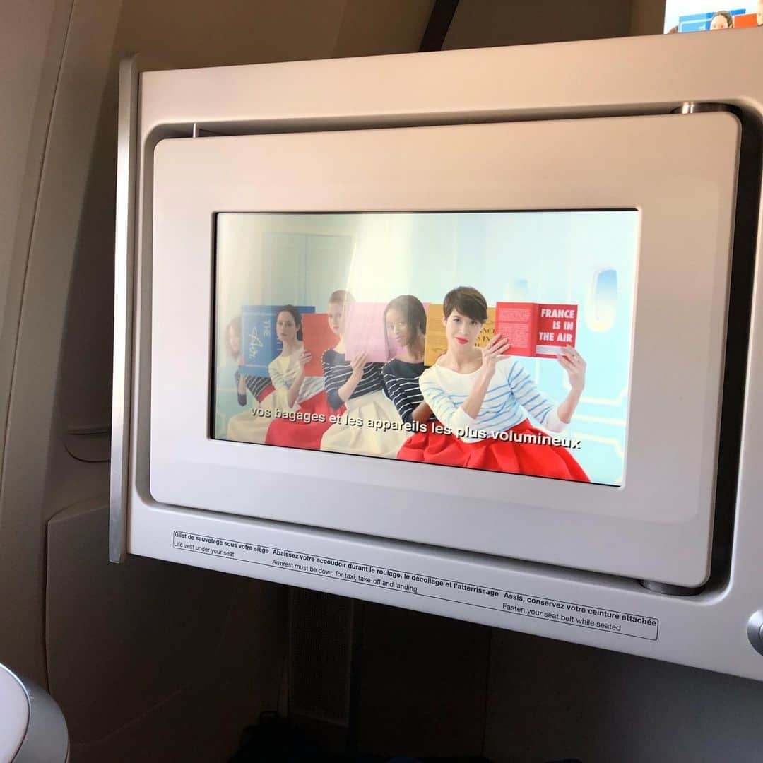 吉原珠央さんのインスタグラム写真 - (吉原珠央Instagram)「@airfrance  #帰国の途 #非常用設備案内 #ビデオが #キュート♡ #これは目が離せません^_^ #面白いcaさんと出会えた^_^ #airfrance」7月10日 23時05分 - tamaoyoshihara