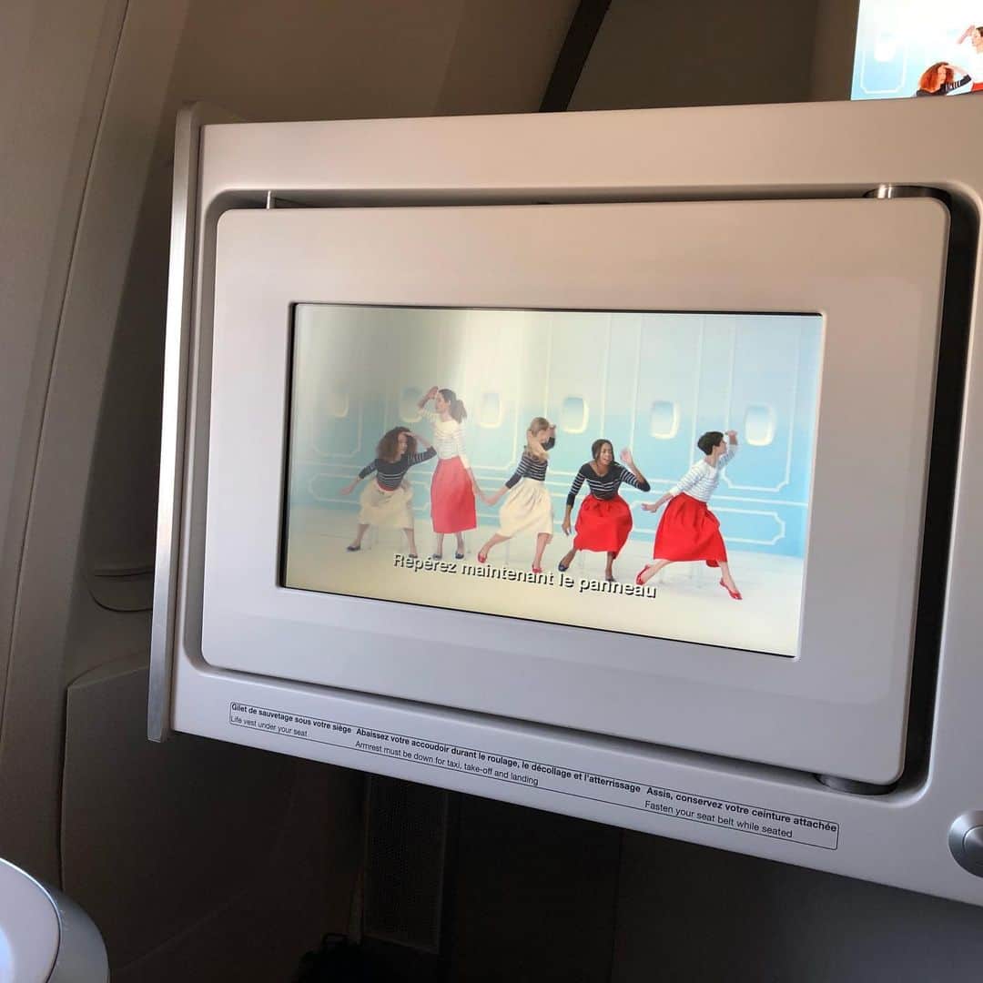 吉原珠央さんのインスタグラム写真 - (吉原珠央Instagram)「@airfrance  #帰国の途 #非常用設備案内 #ビデオが #キュート♡ #これは目が離せません^_^ #面白いcaさんと出会えた^_^ #airfrance」7月10日 23時05分 - tamaoyoshihara