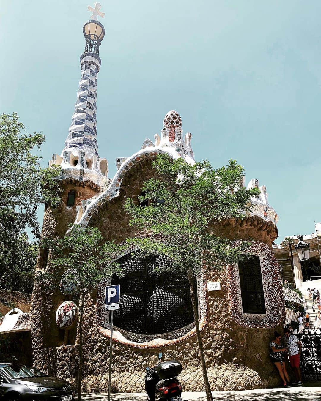 メーガン・デュアメルさんのインスタグラム写真 - (メーガン・デュアメルInstagram)「Park Güell in Barcelona. Tickets were sold out to go into the park so we could only walk the exterior of it.  #Barcelona #parkguell #tourist #straightfromtheplanetosightseeing」7月10日 23時05分 - meaganduhamel