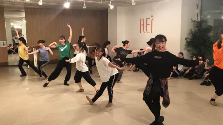 のインスタグラム：「. ⭐️Rei Dance Collection⭐️ SHOJIN THEME PARK 初級 . 東京ディズニーランド 30th ANNIVERSARY 「ハピネス・イズ・ヒア」 . オーディション期間はもう何も考えずただみんなで楽しむだけのレッスンです😊✨ . 今回は現役時代30th全国ツアーで踊った思い出の曲でパレードを意識したレッスンでした！！ ずーっと歩きながら踊れてメチャ簡単な振付！！ . 短時間で1ループの振付覚えて、3ループ3分半踊りっぱなし騒ぎっぱなしの体力ナンバー🤣 . 最後は全員2列になって踊ったよ！！ お客さんは両サイド！！ 自分の殻を全て取っ払ってしっかりフリーで絡んでもらいました👍✨ . いろいろあってちょっと疲れちゃってたけど、みんなの笑顔からたくさんのパワーをもらった本当にありがとう😭✨ . オーディションも佳境だね。 みんなたくさんたくさん楽しんでおいで！！ 技術ではなく、最後はその気持ちがお客さんを笑顔にするのです😊✨ 僕がみんなからパワー貰えたみたいにね！！ . Reiは来週からディズニーカーニバルか、パイレーツをやろうかなー。 NOAの月曜クラスが次回からハピネスです。 楽しみにしててね🤟✨ . #shojin #テーマパークダンス #テーマパークダンサー #ジャズダンス #テーマパークレッスン #テーマパークジャズ #ジャズレッスン #ダンスレッスン #themepark  #themeparkdance #ディズニー #ディズニーダンサー #rei渋谷 #reidancecollection #reidance #レイダンス #ディズニーランド #ハピネス #ハピネスイズヒア #choreographer」