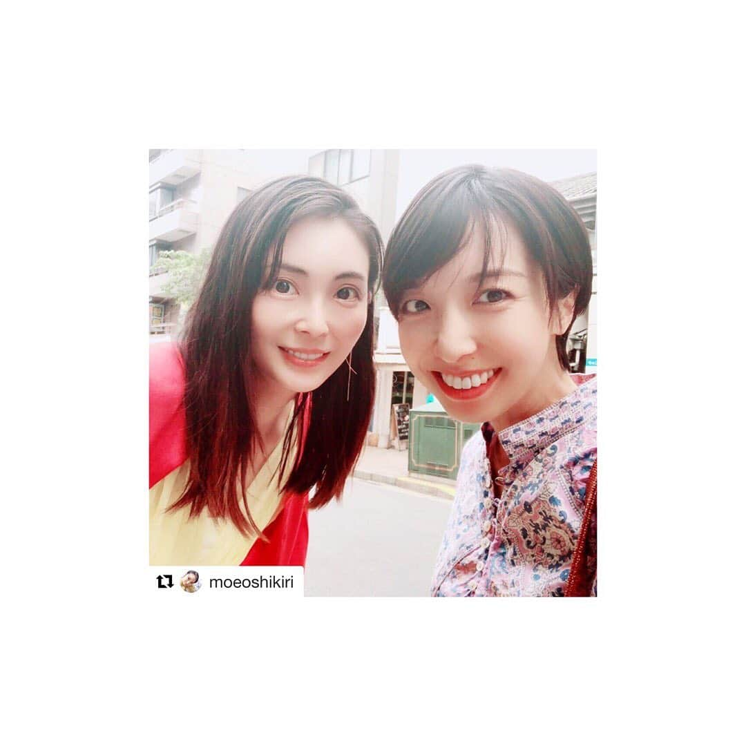 小脇美里さんのインスタグラム写真 - (小脇美里Instagram)「・ ちょいと前ですが… 久しぶりにもえさんと♡ @moeoshikiri ・ ・ 偶然、スーパーで会って またゆっくり♡と話したら たまたまお互いのタイミングがすぐに合い、 久しぶりにランチできました！ ・ ・ ・ しかも、ベストマザー賞のお祝いまで していただいてしまい(T . T) ステキなプレゼントに、ご飯までご馳走になるという… 優し過ぎなもえさん♡ ・ ・ ・ 中学生の頃、もえさんに憧れて popteenを熟読し、 渋谷でもえさんを見かけて写真を撮ってもらっていた 当時の私からしたら、夢のような時間♡ ・ ・ ・ ・ いつも優しく、聡明で、尊敬できる方です♡ ・ ・ ・  #Repost @moeoshikiri with @get_repost ・・・ @misatokowaki が撮ってくれた写真。 美里ちゃんをお祝いするつもりが、この日も子育てやお仕事のことなど、ためになるお話をたくさん聞かせてもらっちゃいました。 いつも感謝です。  そしてお話は変わりますが、23日(日)はマークイズみなとみらいにて行われる『みんなでつくる 花のインスタレーションアート』の完成披露セレモニーに出演します。 13時からなので、お時間が合いそうな方はぜひ遊びに来てくださいね！ お待ちしています。 * #小脇美里 #ベストマザー賞  #お知らせ  #マークイズみなとみらい #イベント」7月10日 23時10分 - misatokowaki