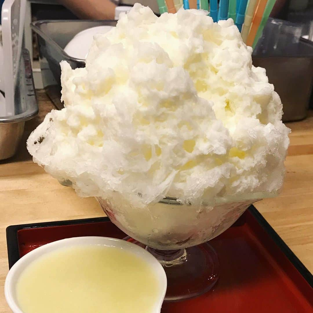 小林未来さんのインスタグラム写真 - (小林未来Instagram)「ちゃんれいと #氷活 したときの🍧🍧📸みらてぃのは #生メロンみるく🍈なんだけど… ちゃんれいのインスタ見てみて😂 #ひみつのいちごみるく あざやかでかわいい🍧🍓🍓🍓🍓羨ましい😱 溶けたあとはストロー登場で、最後まで美味しかったぁ😋また行こうねっ😘 #ひみつ堂 #氷蜜 #天然氷 #かき氷 #谷中 #東京かき氷 #かきごおりすと」7月10日 23時13分 - mirai.kobayashi