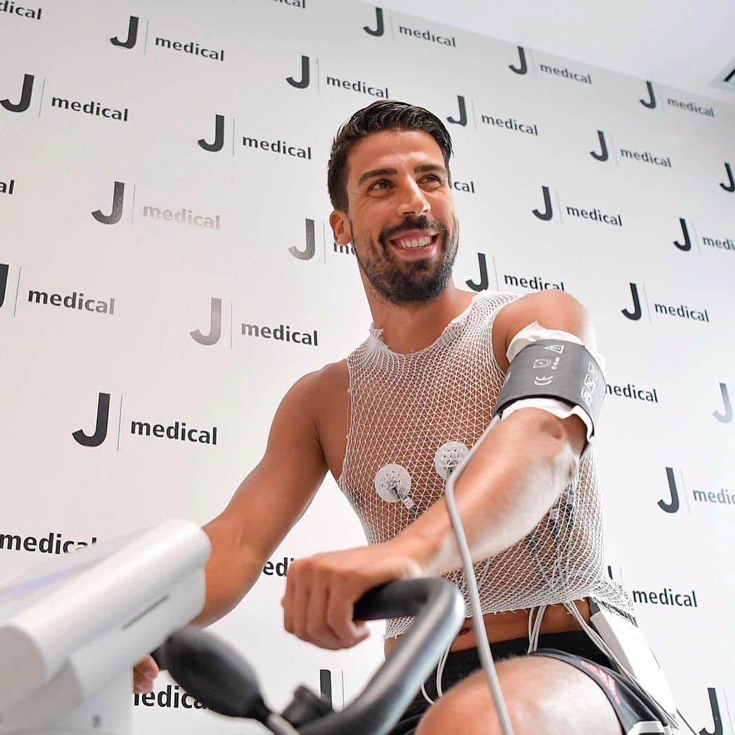 サミ・ケディラさんのインスタグラム写真 - (サミ・ケディラInstagram)「Happy to be back! 💪🏽 Let's start the new season 🏳🏴 #FinoAllaFine #SK6 @juventus」7月10日 23時13分 - sami_khedira6