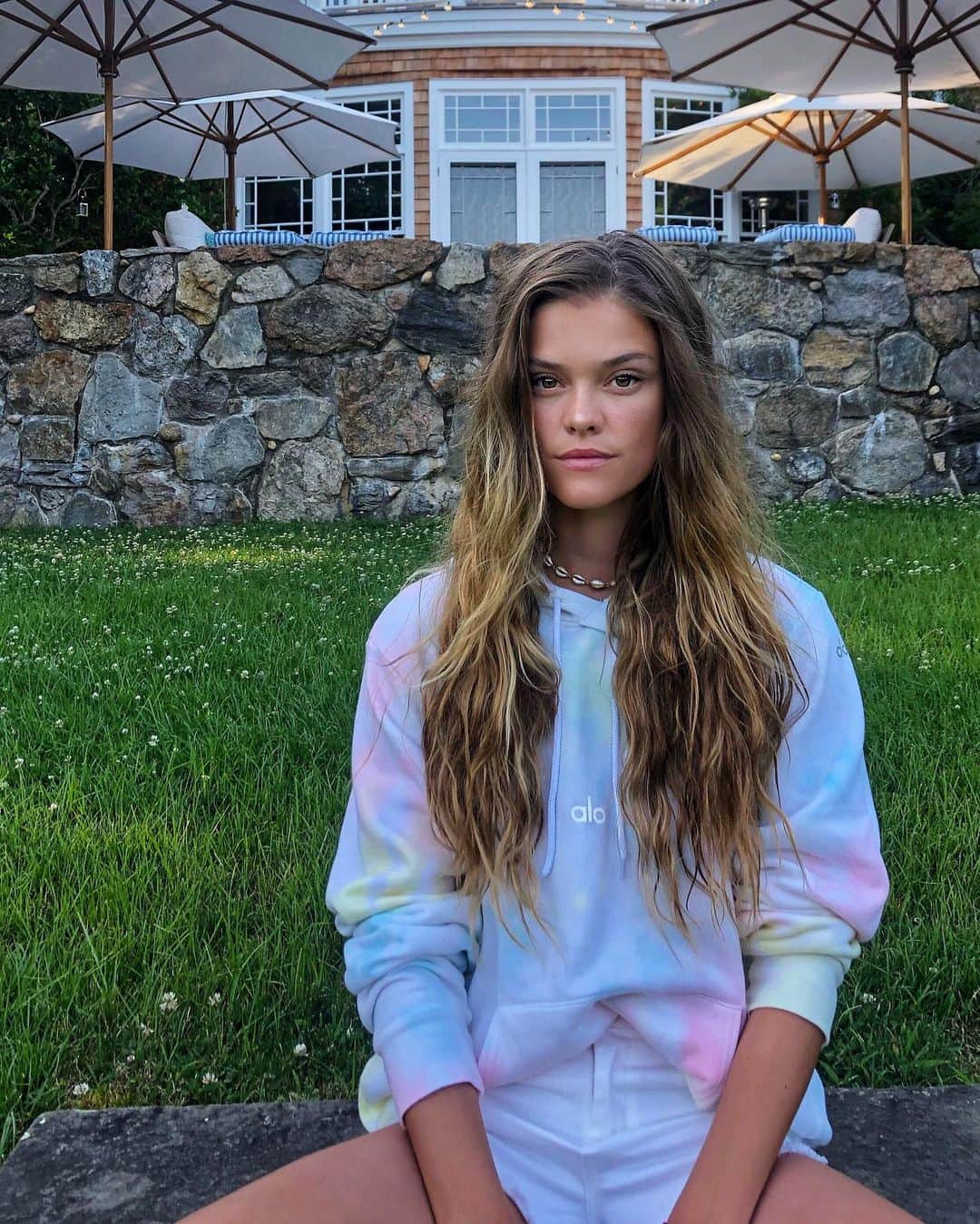 ニーナ・アグダルのインスタグラム：「This sweatshirt feels like a hug every time i put it on and I’m into it @aloyoga 💜💛💚💗」