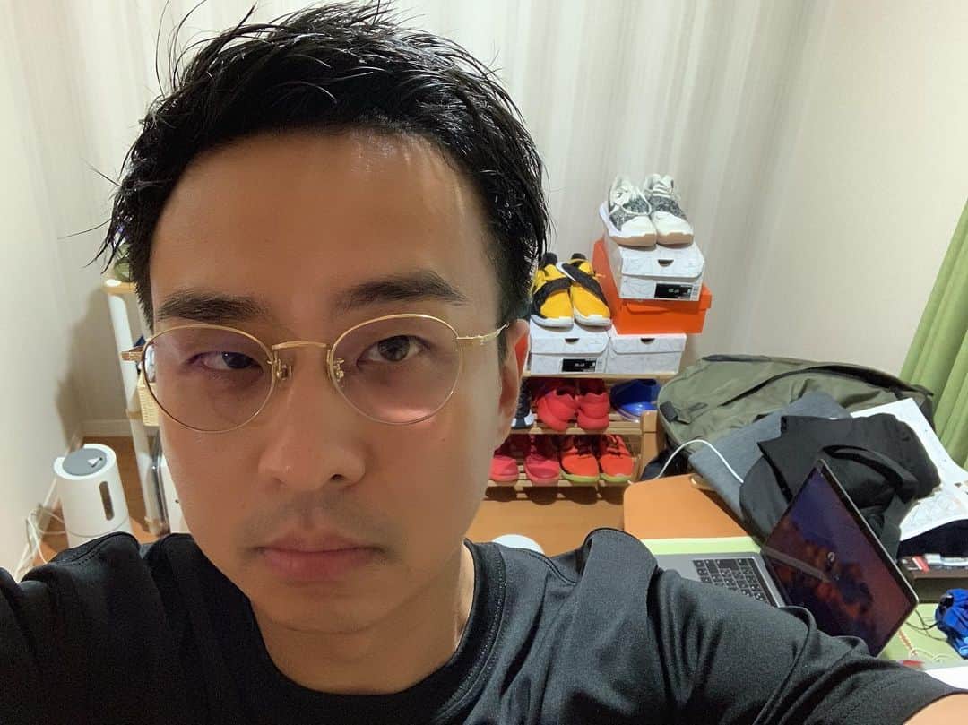 栗原祐太のインスタグラム：「パソコンと携帯での作業が長い時は目がもうやばいことになるのでブルーライト対策のメガネを👓 するとそこには、、、 母親と同じ顔が😱 さすが親子😂  梅さん髪型は最高す👍 なのになんかごめんなさい😭 @umeza1101  #ブルーライトカットメガネ #jins  #パソコン #作業 #携帯 #お仕事 #母親 #激似 #親子 #残念ながら #ごめんなさい」