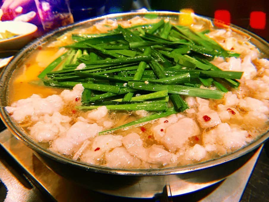小林亮太さんのインスタグラム写真 - (小林亮太Instagram)「北九州で食べた美味しいもの！！！ もつ鍋！しょうゆ！ もつ、ぷりぷりでした おダシも美味しかった 沁みてた野菜も美味しかった シメの雑炊も堪らなく美味しかったです  次！鉄鍋ぎょうざ！！ アツアツ、ぱりっぱりでぱくぱくいけました ぎょうざ好きとしては新しい風が吹きました でもやっぱりご飯が欲しくなります  次、とめ手羽さんの手羽先！ 僕の地元、名古屋も手羽先が名物だけど また違った美味しさでした パリッとジューシー。 甘だれと塩こしょうと、どちらも。◯ ここに写ってないけれど 馬刺しとかごまさばとか焼き鳥とか 好みなものが沢山で、、 また行きたいな、北九州。  初めて乾杯の挨拶もしたり、 楽しい晩を過ごせました。😉 おしまい。  #北九州 #もつ鍋 #餃子 #手羽先 #馬刺し #焼き鳥 #写真にないけど #美味しいレバーも食べました #鉄分取らなきゃね  #そしてそして #明日から東京公演 #頑張りますお待ちしています！  # 5×20  #聴いて気分高めます」7月10日 23時20分 - ryota_kobayashi_official