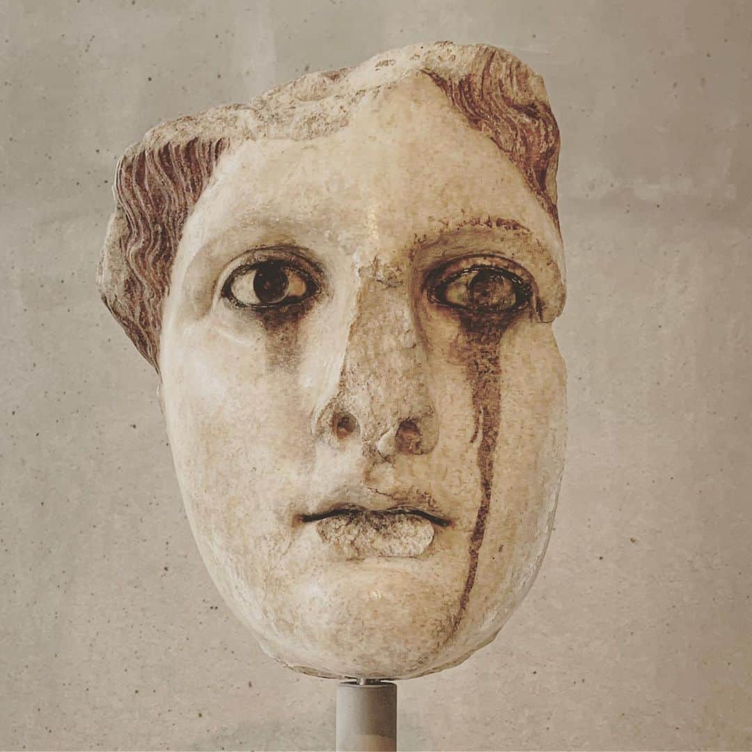 ジャンポールレスパナールのインスタグラム：「. Head of a female statue. Probably Aphrodite. The colour that has leaked below her eyes is a product of the oxidation of the statue’s bronze eyelashes.」