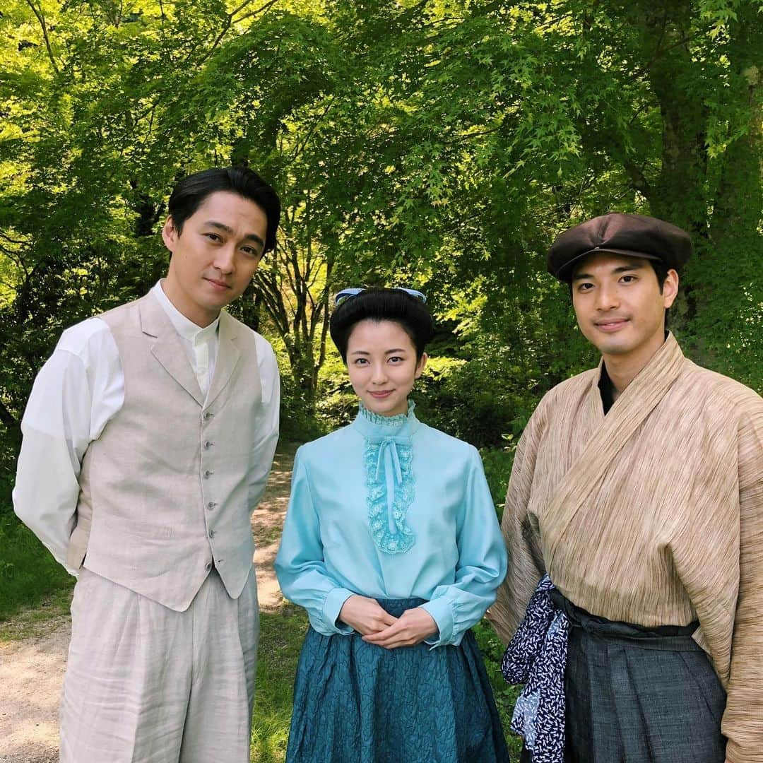 小島梨里杏さんのインスタグラム写真 - (小島梨里杏Instagram)「映画「#ある町の高い煙突」は 明日まで上映の劇場が多いそうですが  東京だと有楽町スバル座は今日までの休館を挟み 明日より上映が再開されます！  まだの方はぜひ劇場にお越しください。🏭 . 写真は三郎さんこと井出麻渡さん、 お兄様こと渡辺大さんと。🌸 . .」7月10日 23時22分 - r_riria