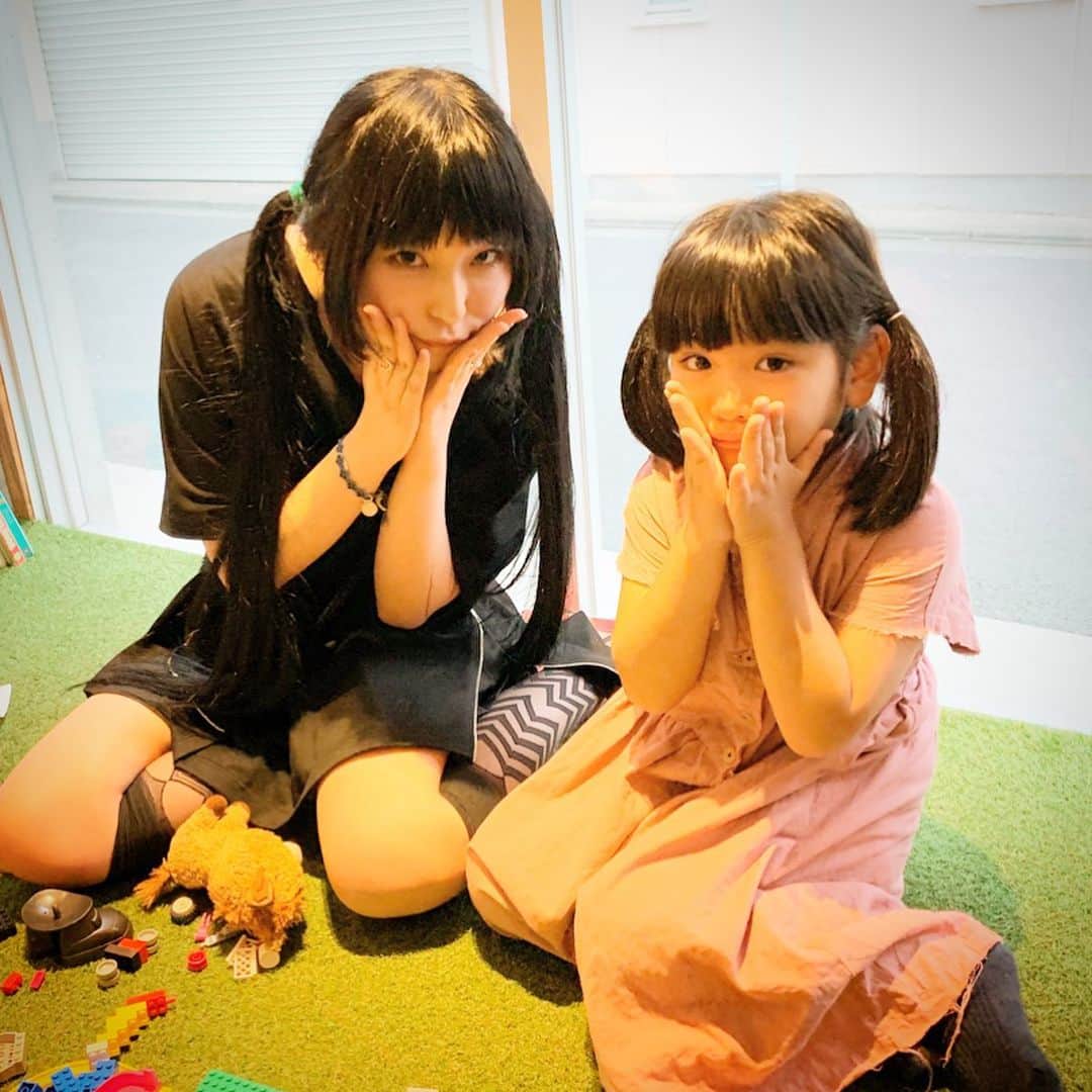 山口尚美のインスタグラム：「今日は片寄一家と網守将平くん、DAOKOちゃんにお会いしました🎇❣️ 1枚目はだをこちゃんの長い髪に目をつけ「こうしたらもっと可愛いよ😄👌」と髪を二つに結いだすはるみ😓…に乗ってくれた優しいだをこちゃん😢(ありがとうございます🙇‍♀️) 2枚目は相変わらずまばゆい可愛さの王子🤴✨ 3枚目は王子からおもちゃを頂き内心大喜びの星太郎🚃(ありがとう王子🙏) 4枚目は今日もめちゃカワなショコラさん💝 (子ども達の顔揃えるの難しい〜😅) そんなこんなな楽しいひと時でした☕️ ご縁に感謝🙏ありがとうございます❣️🌈」