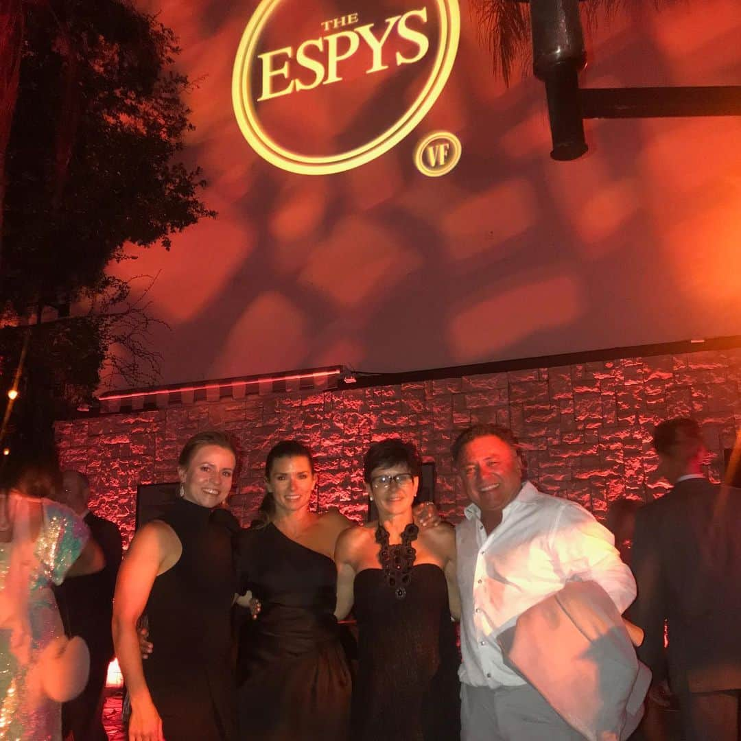 ダニカ・パトリックさんのインスタグラム写真 - (ダニカ・パトリックInstagram)「My how time flies!!!!! One year ago I got the opportunity to host the espys and I am so grateful..... man did we have some fun! From the writers retreat to the skits to the show and all of the wonderful people. It was an unforgettable experience! . I have to say, I was scared to say yes. But I realized that if something scares you as much as it excites you, you gotta go for it!!! Tune in tonight for the show!」7月10日 23時23分 - danicapatrick