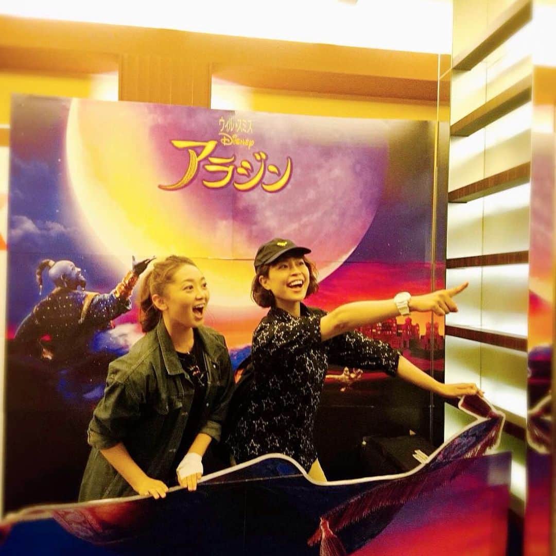 のインスタグラム：「今日は稽古前にアラジン（２回め） 今回は吹き替えで✌️ やっぱりジーニーは山ちゃんでないと🧞‍♂️💓 お稽古場は大好きみちこさんと、大好きな同期たちと素晴らしい共演者の方々と、ご宗家と、 とっても刺激的です🙏  #アラジン #aladdin #牡丹灯籠」