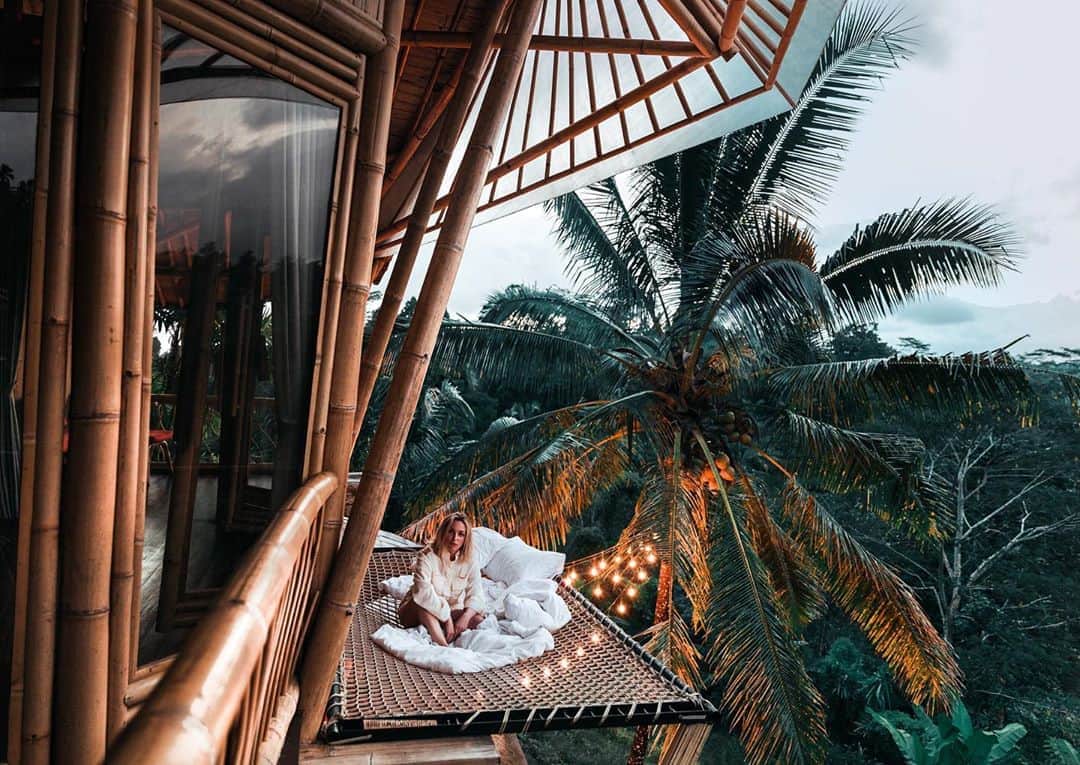 リリー＝ローズ・メロディのインスタグラム：「Being away is not always easy 🌴. One of the hardest thing is to miss your family and friends. It always feels so so so good to have them here!  What a fun jungle getaway this was! Miss you @zestystreet 🥥🌴! Was so good to have you here! #lilyinbali」