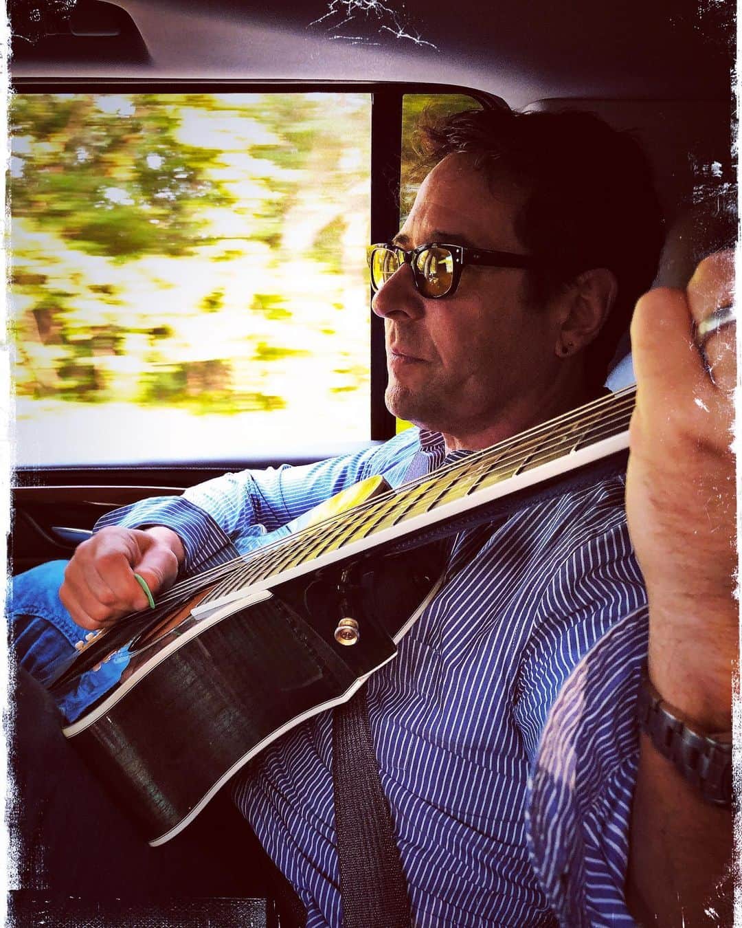 ロブ・モローのインスタグラム：「On the road again...」