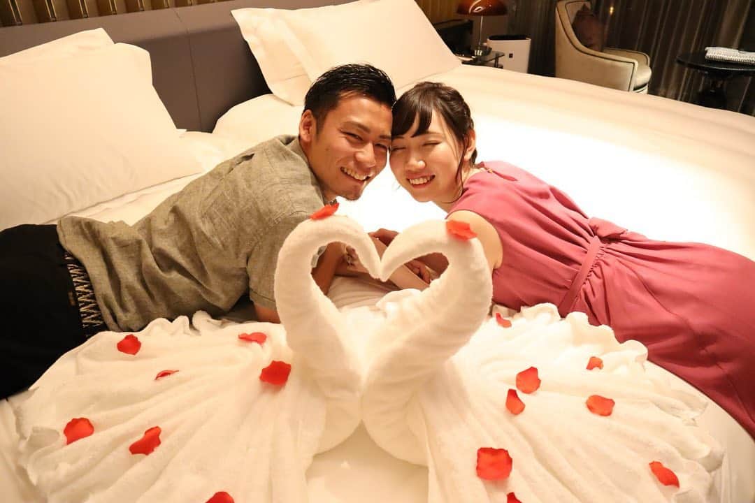 怜佳（カカオ接骨院 院長）のインスタグラム：「2019.5.24,25 家族旅行❤️ 両親からの婚約祝い🥂 ラグーナベイコート倶楽部さんやリゾートトラストの担当者さんからもサプライズがあってとても素敵な時間を過ごすことができました😂💓 ありがとうございます🥰  #ラグーナベイコート倶楽部 #愛知 #蒲郡 #家族旅行 #婚約 #婚約祝い #サプライズ #両親に感謝 #プレ花嫁 #カメラ女子 #カメラ好きな人と繋がりたい  #旅行好きな人と繋がりたい  #栁ちゃん夫婦 #接骨院#女性院長#女性柔道整復師#筋膜リリース#骨盤矯正#立体動態波#ハイボルテージ#フェイシャルエステ#腸活#オイルケアセラピスト#ボディケアセラピスト#健康#美容#春日井#勝川」