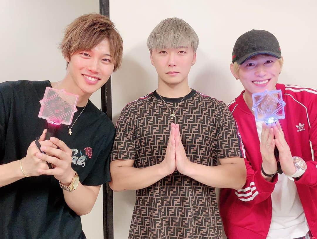 向山毅さんのインスタグラム写真 - (向山毅Instagram)「#Da_iCE #BEST_TOUR_2019 #東京公演  章斗とDa-iCEのツアー行って来ました！！！ かっこいいのはもちろん、 ５人の姿が、一人一人輝いてました！！ 圧巻のライブでした🎤🕺 ゆーだい、今日も絶好調でした😆👍笑 そしてゆーだい気付いてくれて、ハイタッチ🤚🤚も出来たぜぇ〜！！ ６面さんとの一体感もすごかったなぁ〜！！！！ たくさんたくさん勉強させて頂きました！！！ Masaoさんの演出、本当かっこいい！！ 世界観がむっちゃ好きなんです♫ 俺も頑張るぞ〜〜💪💪 #ヒュージョン 出来たぜー！！笑 けどゆーだいは身長足りない、僕は力足りないという結果になりました！笑  #NHKホール #artist #singer #vocalist #LIVE #TOUR #🎲 #腹筋学園 #ハモネプ #大好きな仲間 #valentino ３人揃った！！やっぱ可愛い！！笑」7月10日 23時37分 - take_solidemo