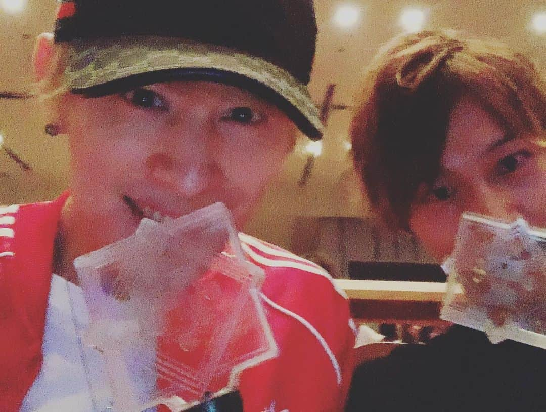 向山毅さんのインスタグラム写真 - (向山毅Instagram)「#Da_iCE #BEST_TOUR_2019 #東京公演  章斗とDa-iCEのツアー行って来ました！！！ かっこいいのはもちろん、 ５人の姿が、一人一人輝いてました！！ 圧巻のライブでした🎤🕺 ゆーだい、今日も絶好調でした😆👍笑 そしてゆーだい気付いてくれて、ハイタッチ🤚🤚も出来たぜぇ〜！！ ６面さんとの一体感もすごかったなぁ〜！！！！ たくさんたくさん勉強させて頂きました！！！ Masaoさんの演出、本当かっこいい！！ 世界観がむっちゃ好きなんです♫ 俺も頑張るぞ〜〜💪💪 #ヒュージョン 出来たぜー！！笑 けどゆーだいは身長足りない、僕は力足りないという結果になりました！笑  #NHKホール #artist #singer #vocalist #LIVE #TOUR #🎲 #腹筋学園 #ハモネプ #大好きな仲間 #valentino ３人揃った！！やっぱ可愛い！！笑」7月10日 23時37分 - take_solidemo