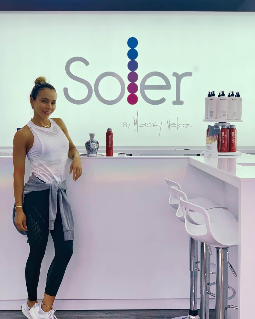 ジェシカ・スターリングのインスタグラム：「Visitando uno de mis lugares favoritos ahora en llanogrande 👏🏻👏🏻 colageno y bronceado en un mismo lugar!! @solertanning」