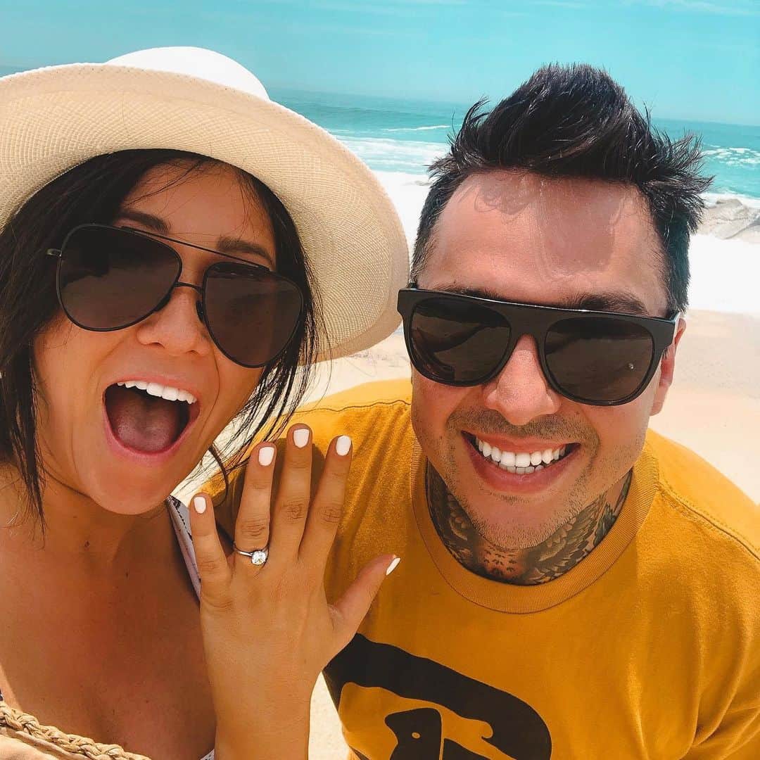 トニー・ペリーのインスタグラム：「This beautiful girl and I had our first real date in Cabo 6 years ago and we’ve come back every year since. This time I had a little surprise! I love you @erinaschow 😘」