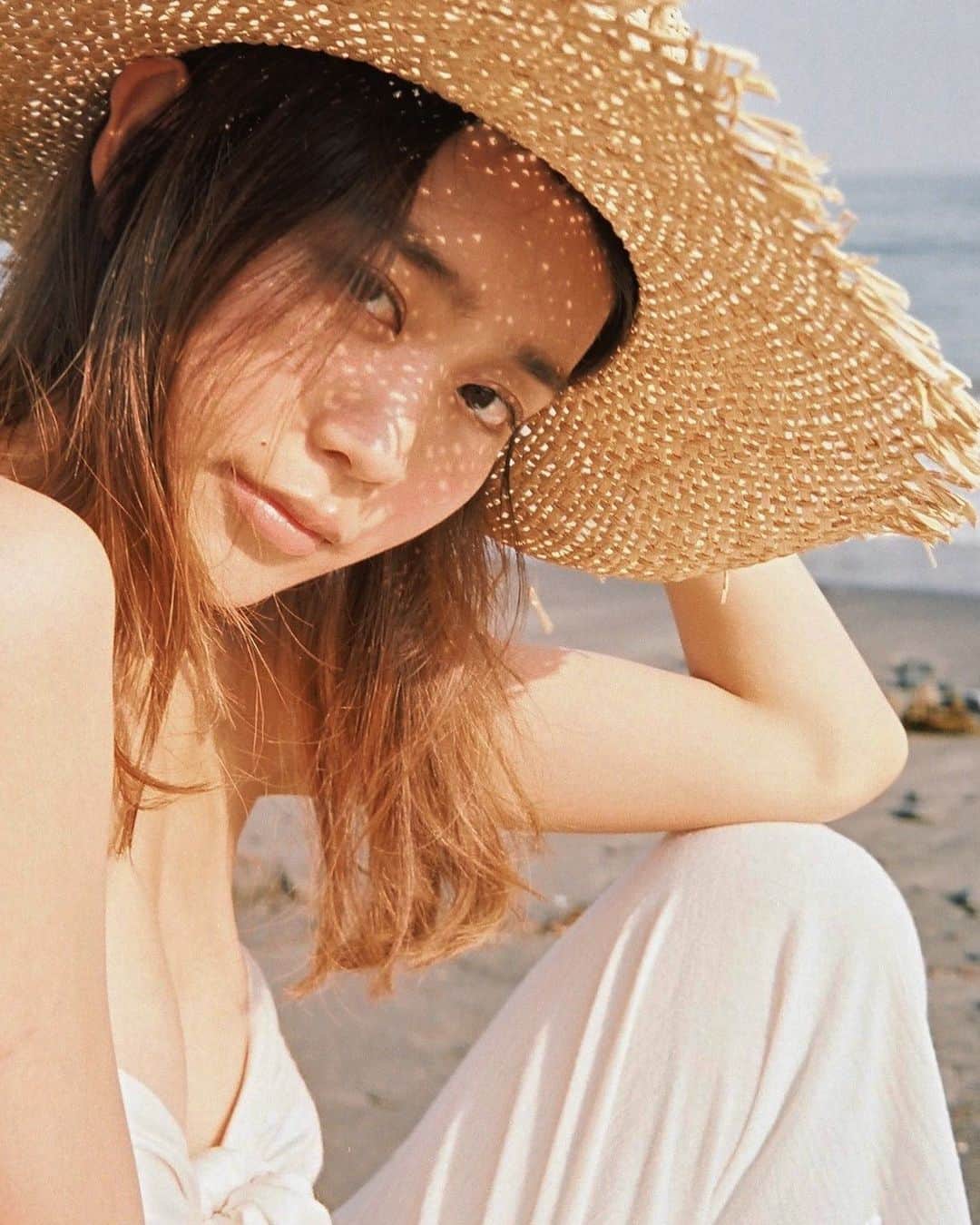 栗山遥さんのインスタグラム写真 - (栗山遥Instagram)「太陽が恋しい🌞 早くポカポカ太陽の下で、 ヨガがしたいな 心地良い日差しを浴びたら、 体が元気になって、表情が柔らかくなって、 肌もよくなる。🌞❤️ 📸 @olivemaoly」7月10日 23時40分 - harukakuriyama