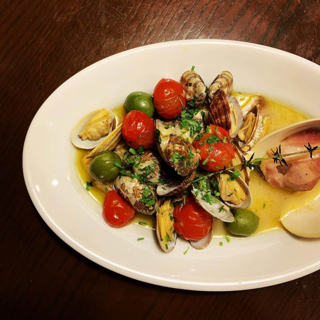 志摩有子さんのインスタグラム写真 - (志摩有子Instagram)「真鯛がお買い得だったのでアクアパッツァ。あっという間にできて旨味たっぷり。おいしー。 #アクアパッツァ」7月10日 23時40分 - ariko418