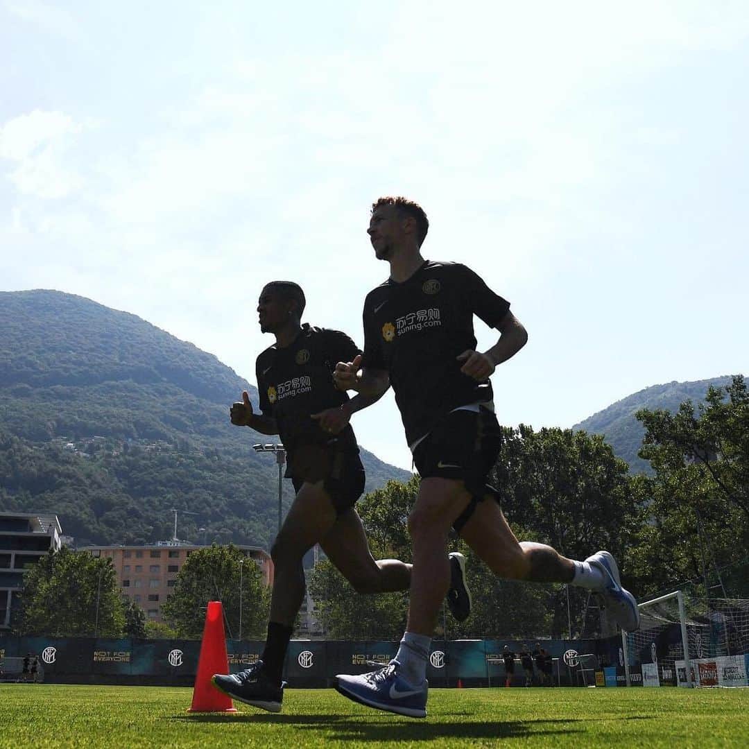 インテルナツィオナーレ・ミラノさんのインスタグラム写真 - (インテルナツィオナーレ・ミラノInstagram)「RUNNING FAST 🏃🏻‍♂️💥 #Inter #ForzaInter #Lugano2019 #Dalbert #Perisic #Training #Run #Football」7月10日 23時49分 - inter