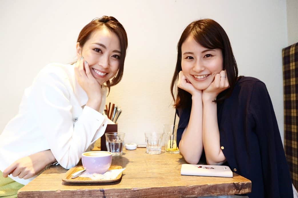 のインスタグラム：「神戸ウエディングクイーン同期でフリーアナウンサーの佐田志歩ちゃんと久々の再会💓 . 瀬戸内海放送を経て、今はフリーアナウンサーになり、つい最近上京してきた志歩ちゃん。相変わらず可愛くて顔小さい！！🥺✨ . 色々話せて楽しかったー💕 これからは距離も近くなったしまた会おうね☺️ . 3枚目は神戸ウエディングクイーン最後の日の写真👰 5年前？なのでさすがに2人とも大人になったかな😌 . #神戸ウエディングクイーン #第4代神戸ウエディングクイーン #久々#再会#フリーアナウンサー#お仕事#ランチ#休日 #MC#イベントMC#山田真以 #lunch#holiday#announcer#selfie#mywork#dayoff#beauty#cafe#longtimenoseefriend#Tokyo」