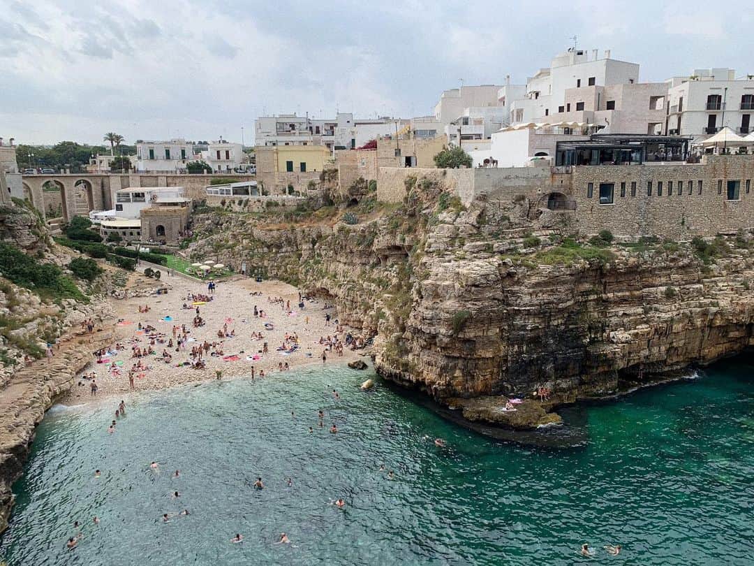 のインスタグラム：「L’Italia è una meraviglia . Grazie ❤️ #polignanoamare #italia #seibella」