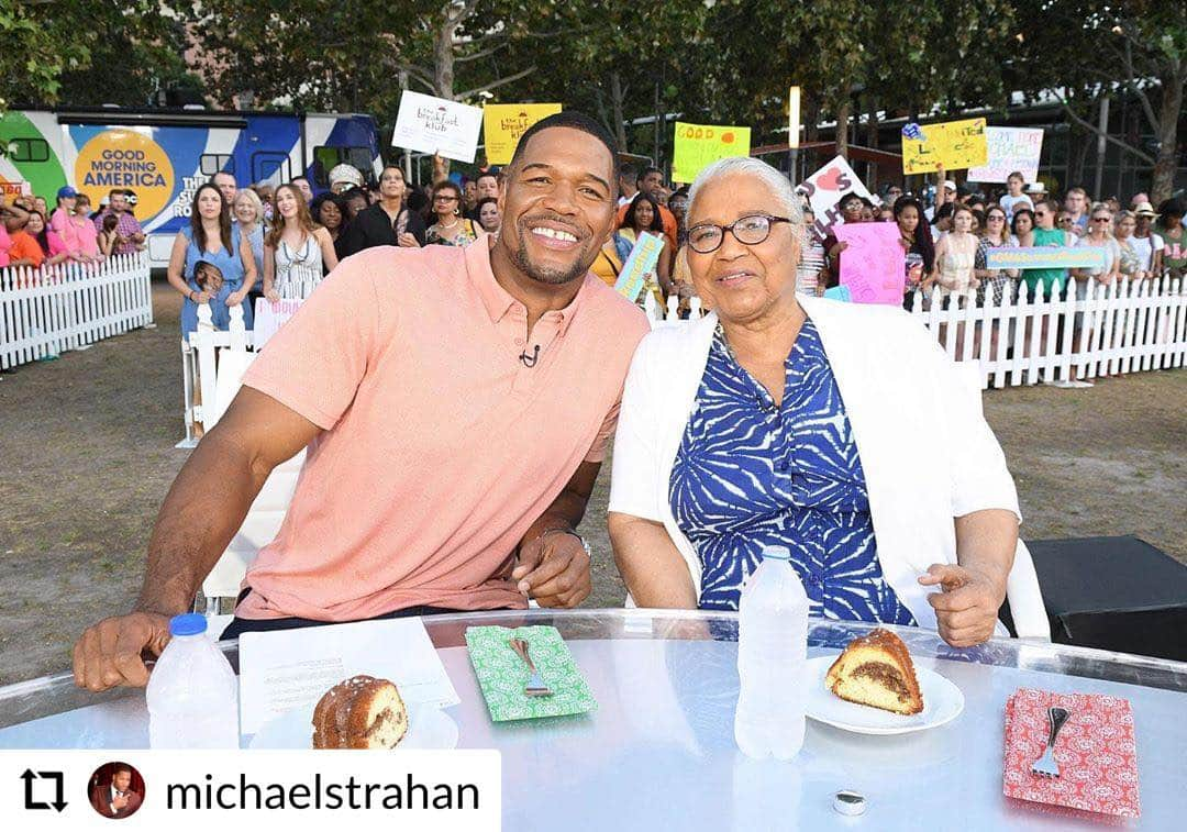 Good Morning Americaさんのインスタグラム写真 - (Good Morning AmericaInstagram)「#Repost @michaelstrahan: Man, the love and support in Houston was unbelievable. Awesome to be home and MAMA Stray joining the set made it an unforgettable experience. Thank You, Houston! #Houston #TSU #GMARoadTrip」7月10日 23時59分 - goodmorningamerica