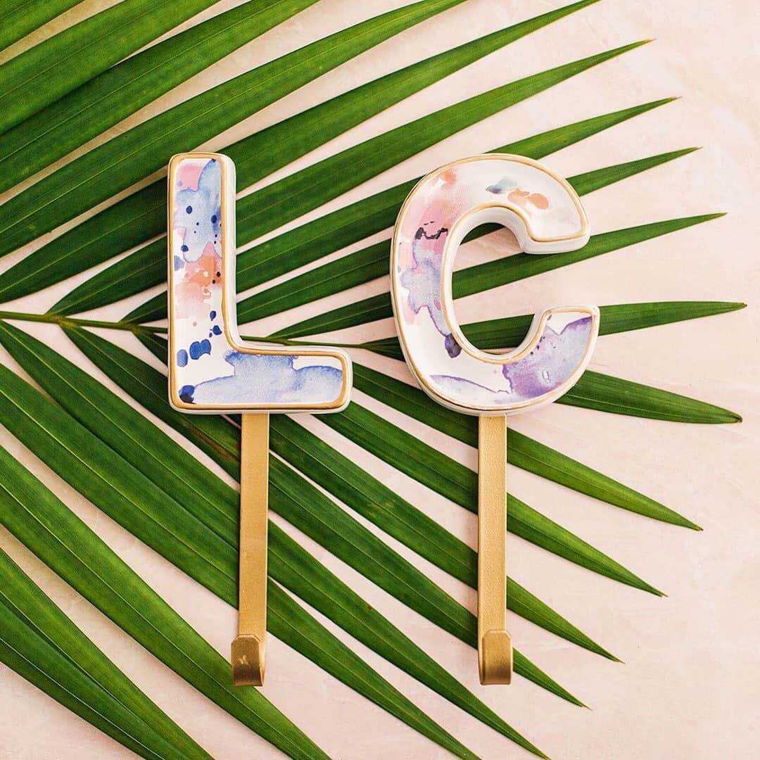 ロック&リパブリックのインスタグラム：「How gorgeous are these new wall hooks from @lclaurenconrad? Tap to get your initials. #lclaurenconrad #Kohls.」